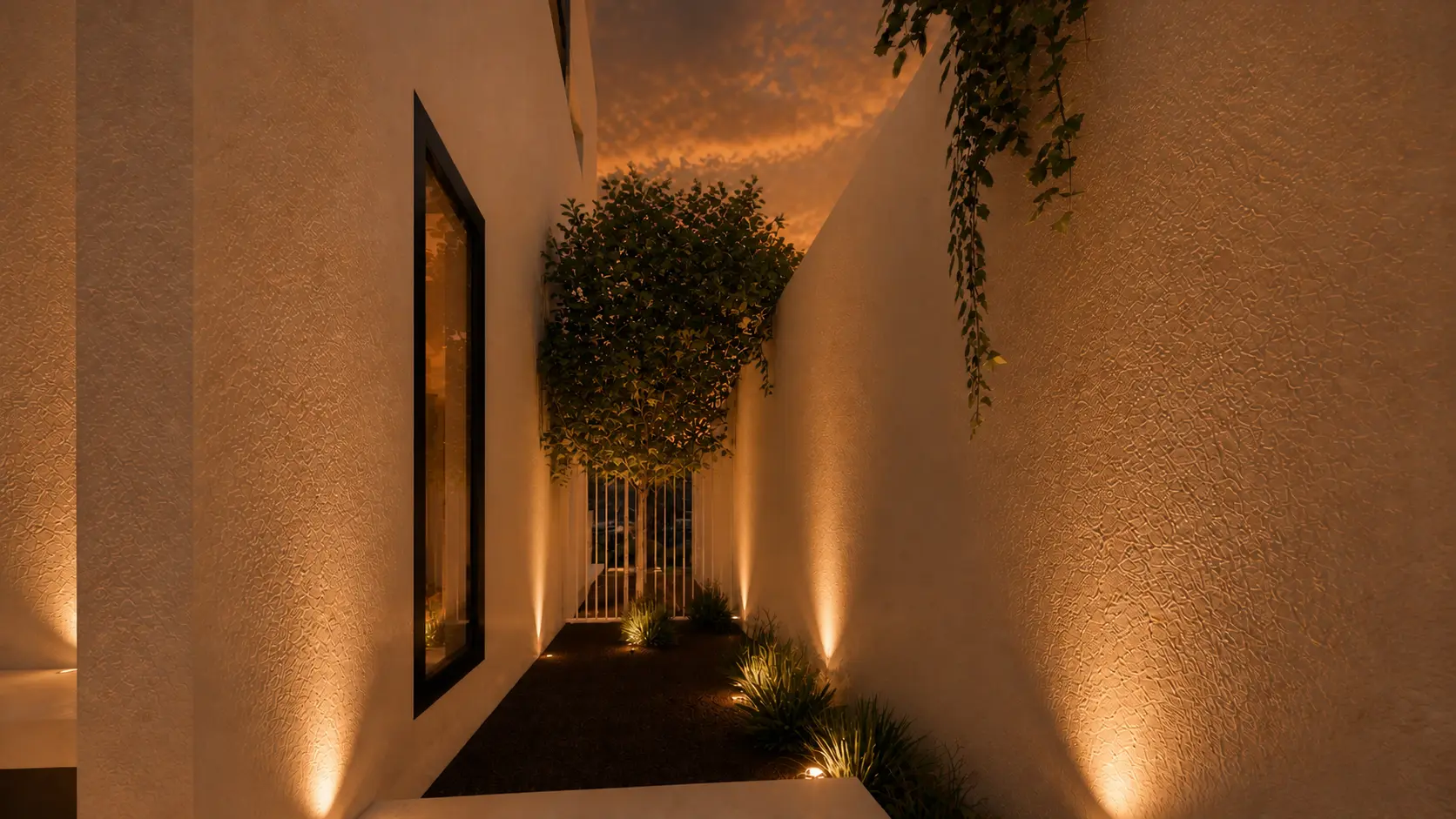 Pasillo lateral de Casa Campestre con vegetación, luz rasante y cancel de piso a techo